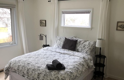 Erickson House | Cozy Nr Clear Lk, 3Qn beds, Spa, free parking Wifi