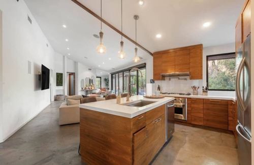 Los Angeles House | Cozy Oasis in Oakley with Basketball court,pool
