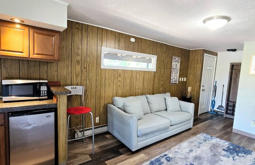 Abbott Loop Apartment | Cozy Oasis Suite