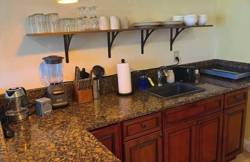Hakalau Apartment | Cozy Oceanfront Escape Sleeps 7