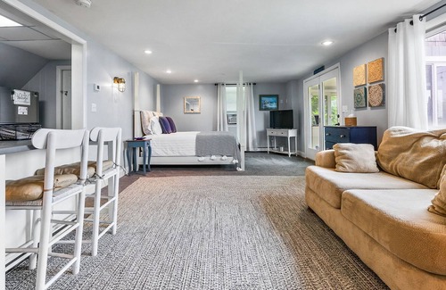 Plymouth Apartment | Cozy Oceanfront Studio with Amazing Views.