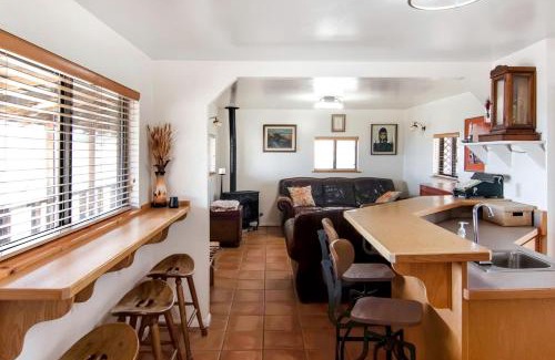 Monticello House | Cozy Off-Grid Cabin with Equipped Outdoor Deck and Picnic Space in Utah
