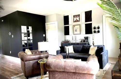 Evanston Apartment | Cozy Old Chicago Style Retreat in Evanston