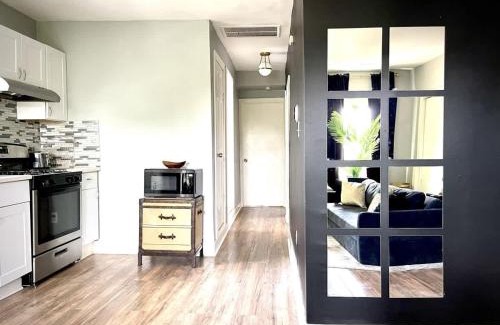 Evanston Apartment | Cozy Old Chicago Style Retreat in Evanston