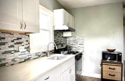 Evanston Apartment | Cozy Old Chicago Style Retreat in Evanston