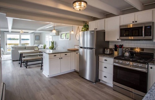 Sennett House | Cozy on Cayuga | Lakefront | Hot Tub | Fire Pit