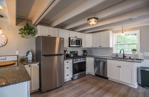 Sennett House | Cozy on Cayuga | Lakefront | Hot Tub | Fire Pit