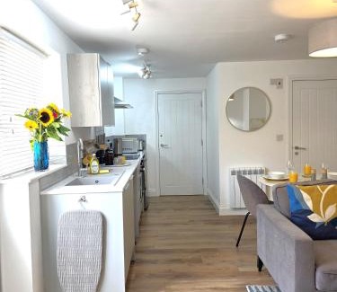 Ely Apartment | Cozy One Bed Flat at Dawe Luxury Suites - An Entire Apartment near Ely Cathedral & Train Station - The Perfect Base to Explore Ely, Cambridge, Norfolk & London - 2 Guests Max & Pet Friendly