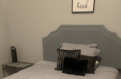 East of Broadway Apartment | Cozy one bedroom apt located in the SoMa district, quite, great entertainment