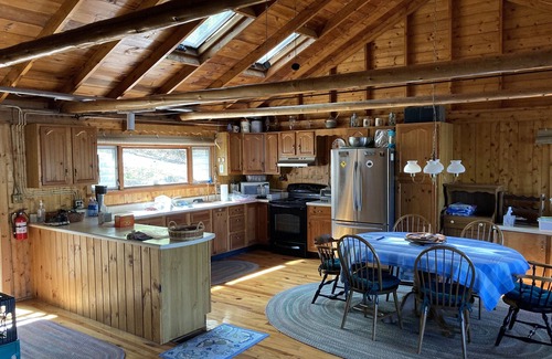 Oakland Cabin | Cozy Open Concept Lake House with Large Deck & Waterfront, perfect for families!