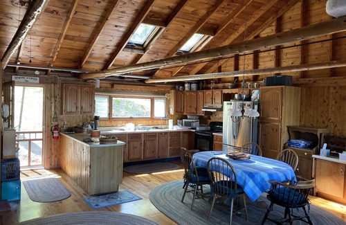Oakland Cabin | Cozy Open Concept Lake House with Large Deck & Waterfront, perfect for families!