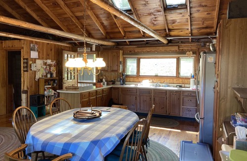Oakland Cabin | Cozy Open Concept Lake House with Large Deck & Waterfront, perfect for families!