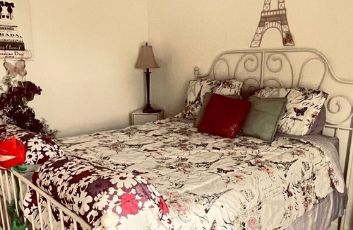 West Melbourne House | Cozy Paris-themed room, yard view, 5 minutes from I-95