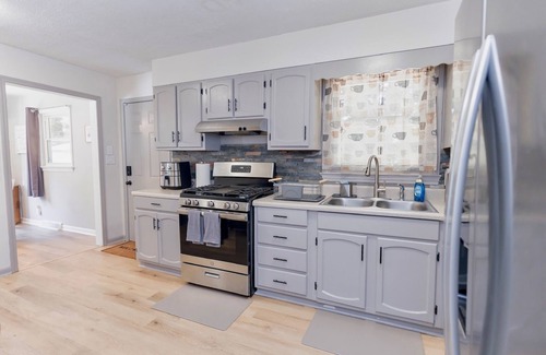 High Point House | Cozy Pet Friendly 3BR - Fenced Yard - 1Mi HPU & DwnTwn - Furniture Market