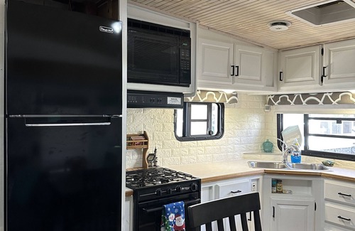 Cleveland House | Cozy Pet Friendly Mountain Camper RV with amentities in Cleveland Ga near lake