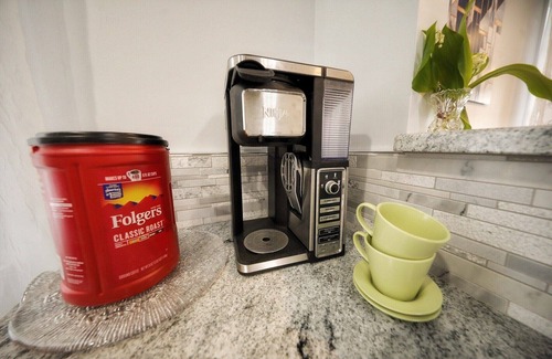 Northeast Philadelphia Apartment | Cozy Phila Apartment ★ King+Full Bed ★ Free WiFi & Parking