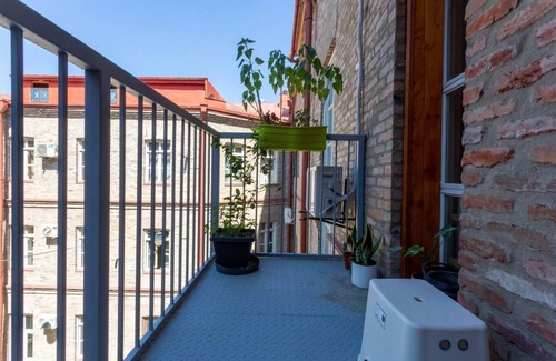 Tbilisi City Centre Apartment | Cozy place with large balconynn