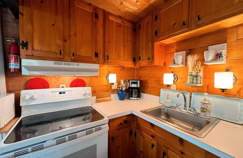 Wellfleet Cottage | Cozy Pondside Cottage, Wellfleet, 5 Min to Beaches