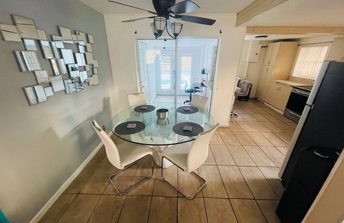 Margate House | Cozy Pool-House with 3 Bedrooms