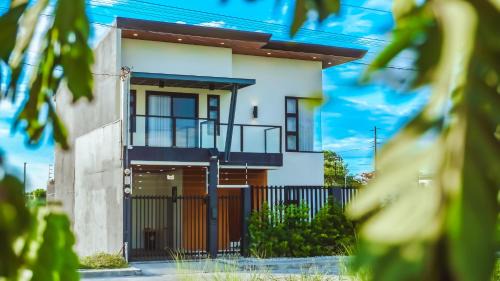 San Fernando House | Cozy Pool Villa near SM Pampanga and Sky Ranch Pampanga