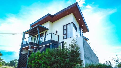 San Fernando House | Cozy Pool Villa near SM Pampanga and Sky Ranch Pampanga