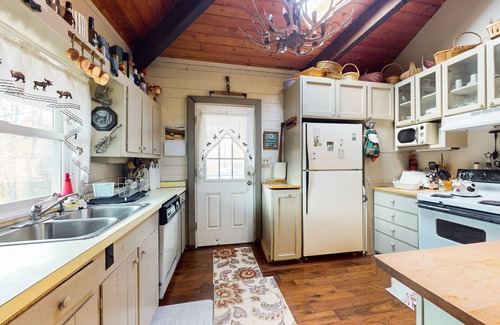 Warren Cabin | Cozy private cabin, wood stove, w/d, TVs, wifi, deck, close to skiing & golfing