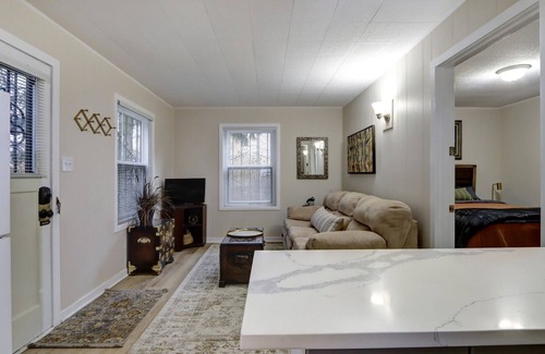 South Addition House | Cozy Private Cottage- 5 min. walk to Coastal Trail, Restaurants, Park Strip