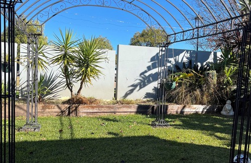 Dubbo House | Cozy Private Room with Secured Fenced Garden. Close to the Zoo. Pet Friendly!