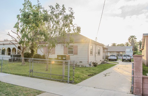 Downtown Riverside House | Cozy, Private, & Safe 3 Bed Home - 2 Min from DTR & UCR