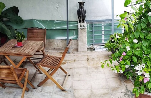 Hai Chau House | Cozy Queen Bedroom & Balcony in friendly Homestay Linterna