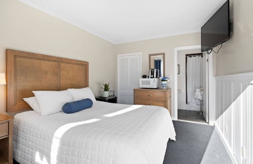 Falmouth Heights Hotel | Cozy Queen Room Near Beach & Dining (305)