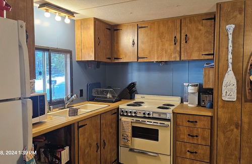 Usk House | Cozy, quiet home on Davis Lake, a serene no wake lake.