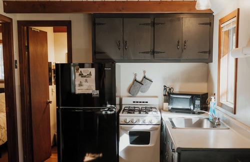 Coffee Creek Resort | Cozy Ramshorn Cabin located on Coffee Creek in Trinity Alps