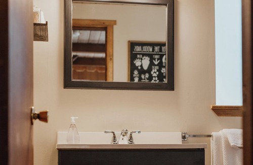 Coffee Creek Resort | Cozy Ramshorn Cabin located on Coffee Creek in Trinity Alps