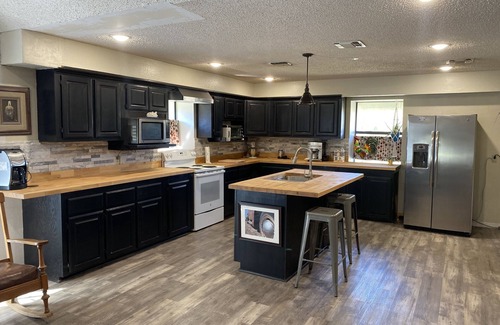 Daisy House | Cozy Ranch Home w/Spacious living/kitchen, screened in porch