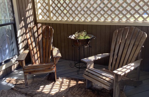 Daisy House | Cozy Ranch Home w/Spacious living/kitchen, screened in porch