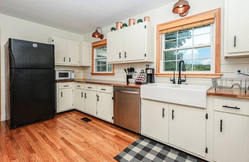 Knoxville House | Cozy Ranch Retreat w/Fire Pit! ~10min to Downtown
