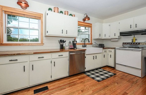 Knoxville House | Cozy Ranch Retreat w/Fire Pit! ~10min to Downtown