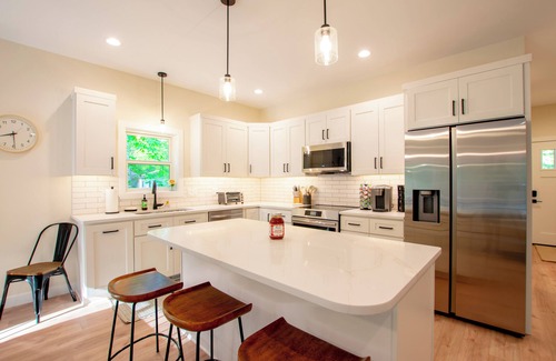 Lake Ann House | Cozy Retreat ~ Fall Views ~ Firepit ~ Lake Access