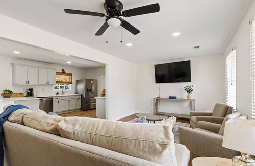 Northport House | Cozy Retreat - Garage Lounge & Entertainment Space