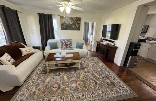 Geronimo House | Cozy Retreat in Geronimo w/2 BD