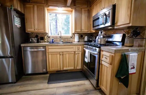 Long Barn Cabin | Cozy retreat near Dodge Ridge Ski Resort, and Pinecrest Lake with fast Wi-Fi