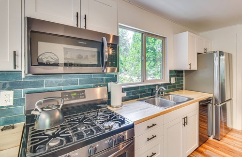 Strawberry Cabin | Cozy Retreat w/Deck ~ 2 Mi to Pinecrest Lake!