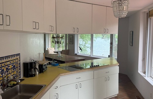 Richmond Hill House | Cozy retreat within the city- 24/7 private lake access w/kayaks & amazing views!
