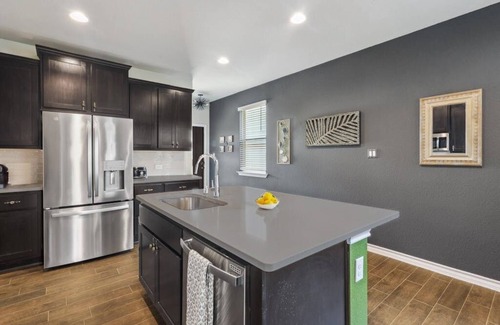 Buda House | Cozy Retro Hideaway with Hot Tub