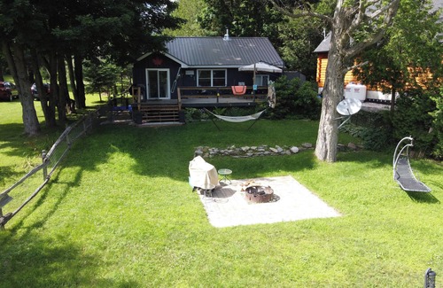 Burnt River Cottage | Cozy Riverside Retreat (child and pet friendly)