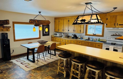 Drake House | Cozy RIverside Cabin in Drake- 2 miles to Estes Park!