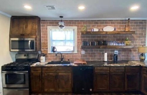 Chetopa Cabin | Cozy riverside cabin on the Neosho river