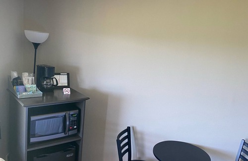 Davenport Apartment | Cozy room and great view of Lake Roosevelt!