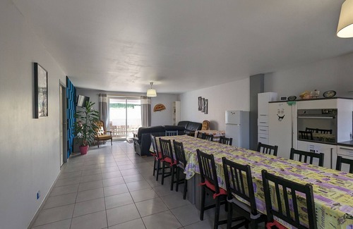 Neuvy-Saint-Sepulchre Bed & Breakfast | Cozy Room "Etoile Orange" - Ensuite Bathroom, Breakfast Included, Shared Kitchen and Lounge Area